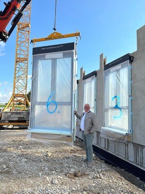 ETZI-Group-Geschäftsführer Maximilian Etzenberger präsentiert das bereits im Werk zusammengesetzte 3,5 Meter hohe Windowment-Fensterelement, welches mittels Baukran direkt in die Wand eingesetzt wird.