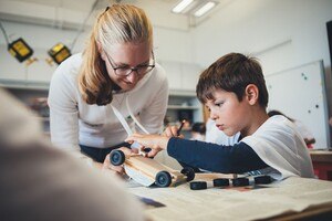 Mit vielfältigen Hilfen und Programmen fördert die KiWIS Stiftung die sportliche, musikalische und naturwissenschaftliche Ausbildung der Kinder. 