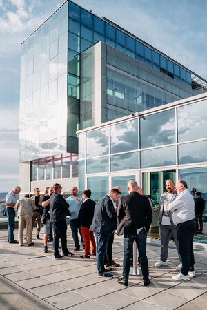 Die Teilnehmer*innen des Seminars "Kompetenz in Luft & Wasser" von Geberit & Trox beim Netzwerken auf der Sonnenterrasse des Veranstaltungsortes in Wien.