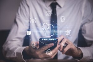 Mann, der ChatGPT auf seinem Smartphone benutzt