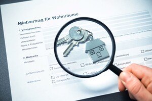 auf einen Mietvertrag gerichtete Lupe