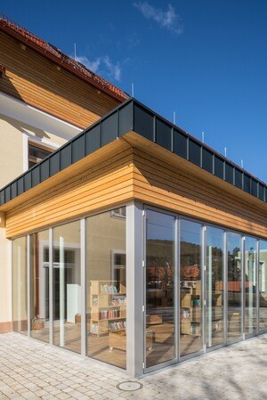 Außenansicht: Raum mit Fensterfront