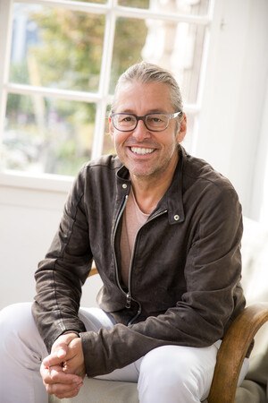 Lachender Mann mit Brille