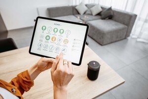 Tablet mit App für smarte Haussteuerung