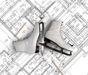 © Attensam ein Paar Eislaufschuhe, die auf einem Bauplan liegen