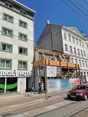 drei Häuser nebeneinander