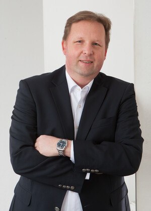 © real data systems Mann im Anzug