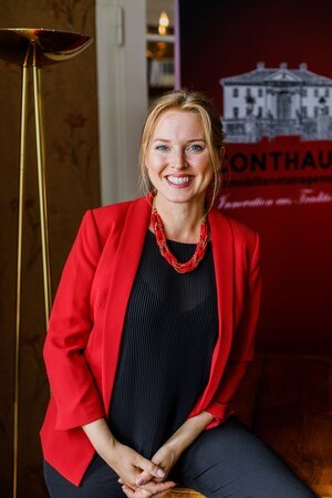 Frau in rotem Blazer