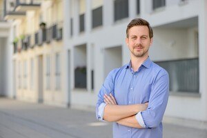 Mann in hellblauen Hemd
