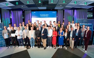 Gewinner und Jury auf einer Bühne