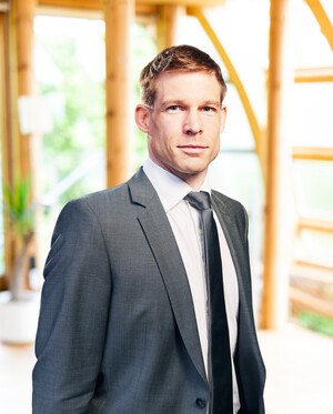 Mann in grauem Anzug