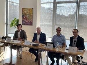 Podium bei einer Pressekonferenz