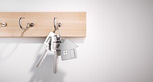 Wohnungsschlüssel, der an einem Haken hängt