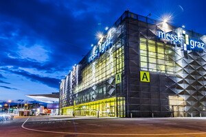 Messegebäude bei Nacht von außen