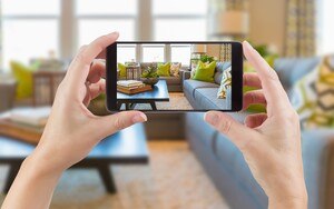 eine Wohnung wird mit einem Smartphone fotografiert