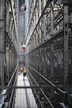 30 Meter Gesamthöhe, 27 Meter über Boden, inklusive Anbauten 115 Meter lang, 63 Meter breit – das neue Logistik-Zentrum vereinfacht die Kommissionierung des Dachziegelzubehörs bei Erlus.