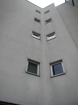 Unschöne Schlierenbildung an den Außenecken der Fensterbänke.