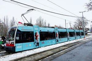 Straßenbahn mit Werbesujet