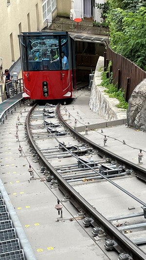 Die Grazer Schlossbergbahn transportiert seit fast 130 Jahren Personen auf den steilen Hügel mit 60 % Steigung.