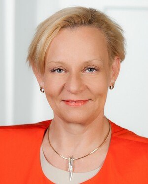 Frau in rotem Blazer