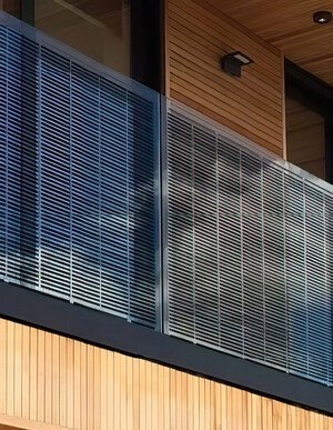 Mit der individuellen Anordnung der Photovoltaikzellen lässt sich auch die Transparenz der Brüstungen variieren.