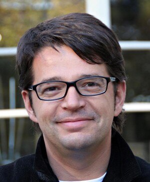 Mann mit schwarzen Haare und Brille