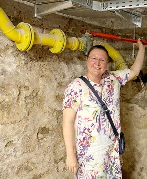 Frau in einem geblümten Kleid