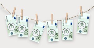 an einer Wäscheleine aufgehängte Euro-Scheine