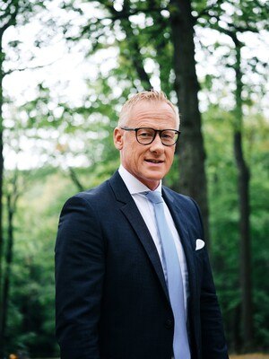 Mann in dunkelblauem Anzug