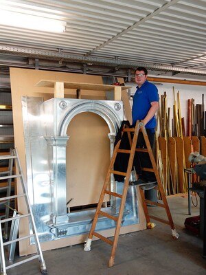 Damit die Wölbung des Daches und die Fenstergröße bei allen 16 Gaupen passen, wurde ein Modell aus Holz  in der Werkstatt aufgebaut. Darauf wurden alle Einzelteile nach und nach angepasst.