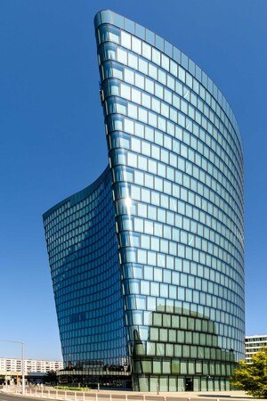Anders als sonst im Hochhausbau üblich, verjüngt sich der 23-geschossige Baukörper des Hoch Zwei nach unten, statt nach oben.