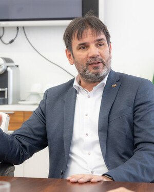 Alexander Eppler ist Bundesinnungmeister-Stellvertreter der Dachdecker, Glaser und Spengler.