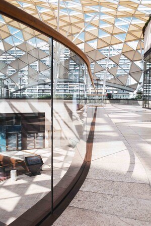 Das Marseiller Centre Commercial vom Architekturbüro Agence Rogeon wurde mit dem teilweise gebogenen Glasgeländer von Onlevel ausgestattet.