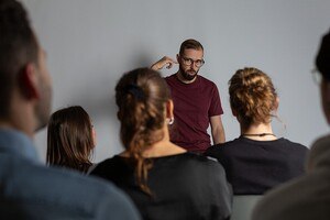 Wolfgang Lackner hält einen Vortrag