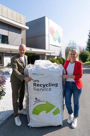 Auch Steinbacher ist am Pilotprojekt beteiligt: Die Steinbacher Geschäftsführer Roland Hebbel und Ute Steinbacher beim Start der österreichweiten Rückholung von Dämmplatten-Verschnitten.