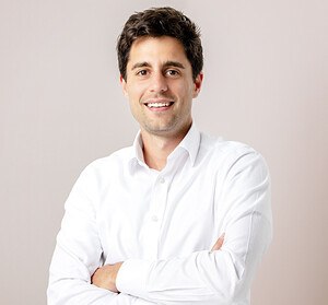 Mann in weißem Hemd