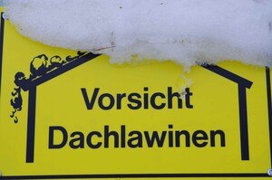 Warnschild "Vorsicht Dachlawine"