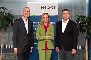v.l.n.r.: Peter Giffinger, CEO bei Saint-Gobain in Österreich, respACT-Geschäftsführerin Daniela Knieling und Robert Zadrazil, Country Manager UniCredit Bank Austria.