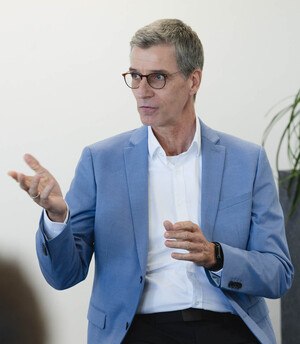 Holger Krüger ist seit 2006 Leiter der Anwendungstechnik der Paul Bauder GmbH & Co. KG in Stuttgart (D). Vor seinem Studium durchlief er eine handwerkliche Ausbildung. Heute arbeitet Holger Krüger in diversen DIN-Normenausschüssen rund um bahnenförmige Abdichtungen mit.