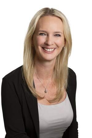 Frau in schwarzem Blazer