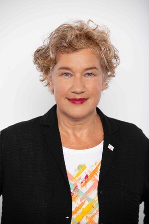 Frau in schwarzem Blazer