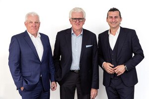 drei Männer in Anzügen, nebeneinander stehende