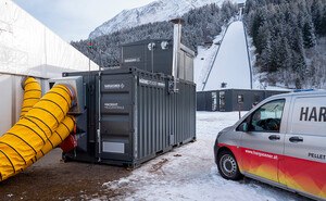 Heizcontainer von Hargassner neben der Skiflugschanze in Kulm.