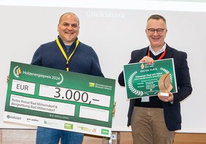 Prüller und Aichinger posieren mit Preisauszeichnung beim Holzenergiepreis.