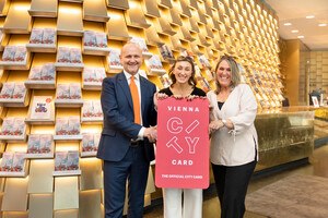 Tourismusdirektor Norbert Kettner beglückwünscht die Käuferinnen der siebenmillionsten Vienna City Card.