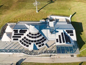 Photovoltaikanlagen auf einem Dach.