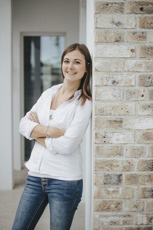 Frau in weißer Bluse und Jeans