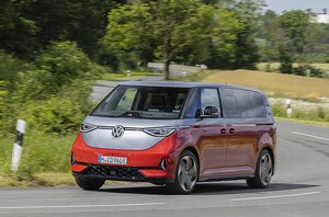 VW Buzz Auto auf einer Straße