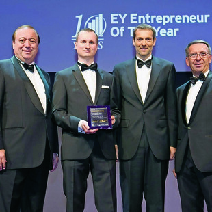Entrepreneur of the Year: Dieter Waldmann und Helmut Maukner überreichten David Greiner (stellvertretend für Wilhelm Greiner) und Wolfgang Kradischnig die Auszeichnung.