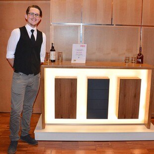 Patrick Tschernko mit seinem Siegerstück, einem Barschrank.